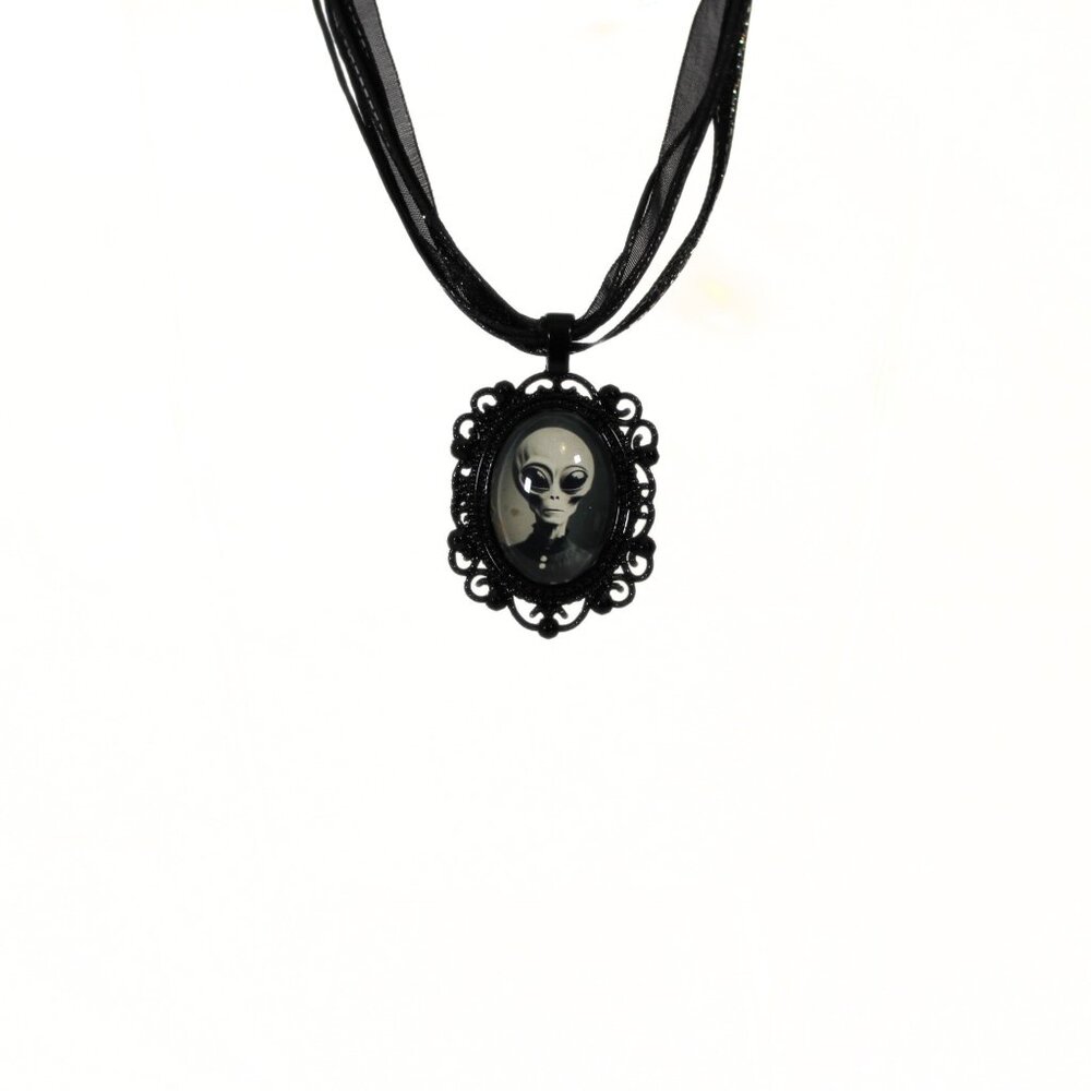 🔨 Alien Victorian Gothic Necklace